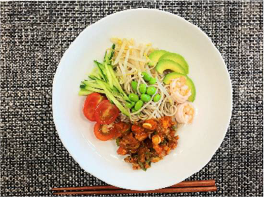 つぶ辛ダレと夏野菜のスタミナまぜそば