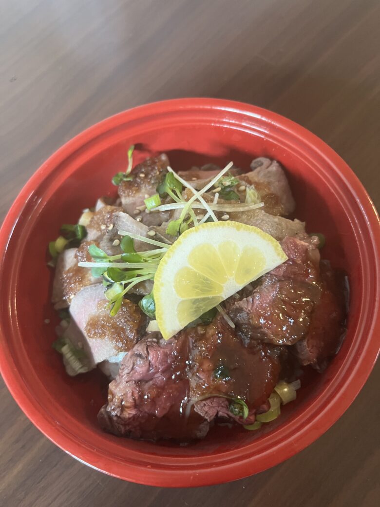 牛たんと牛サガリのローストビーフ丼