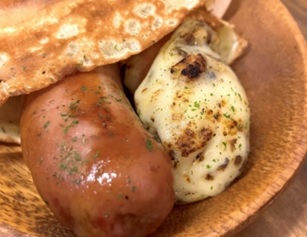 十勝産チーズと豚肉のチーズフランクレープ
