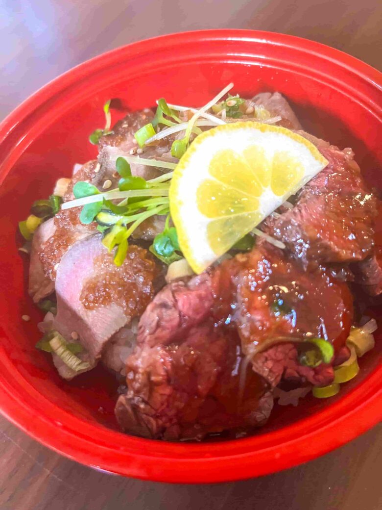 牛タンローストビーフとサガリの丼