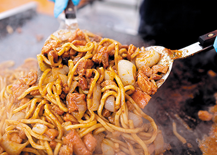かみこみ豚入りみそホルモンうどん